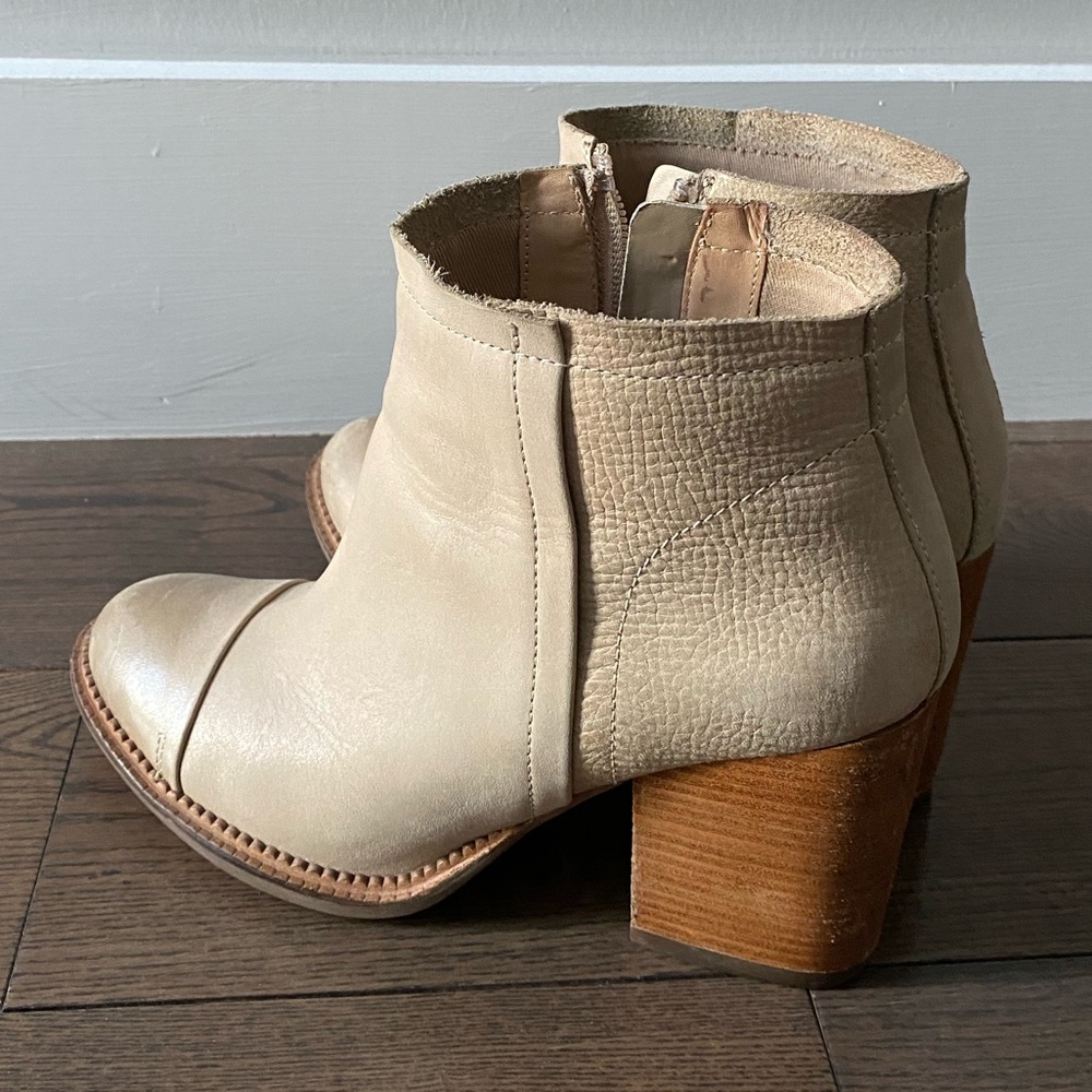 Hush puppies leather boots beige, women’s 6 US, barely worn.